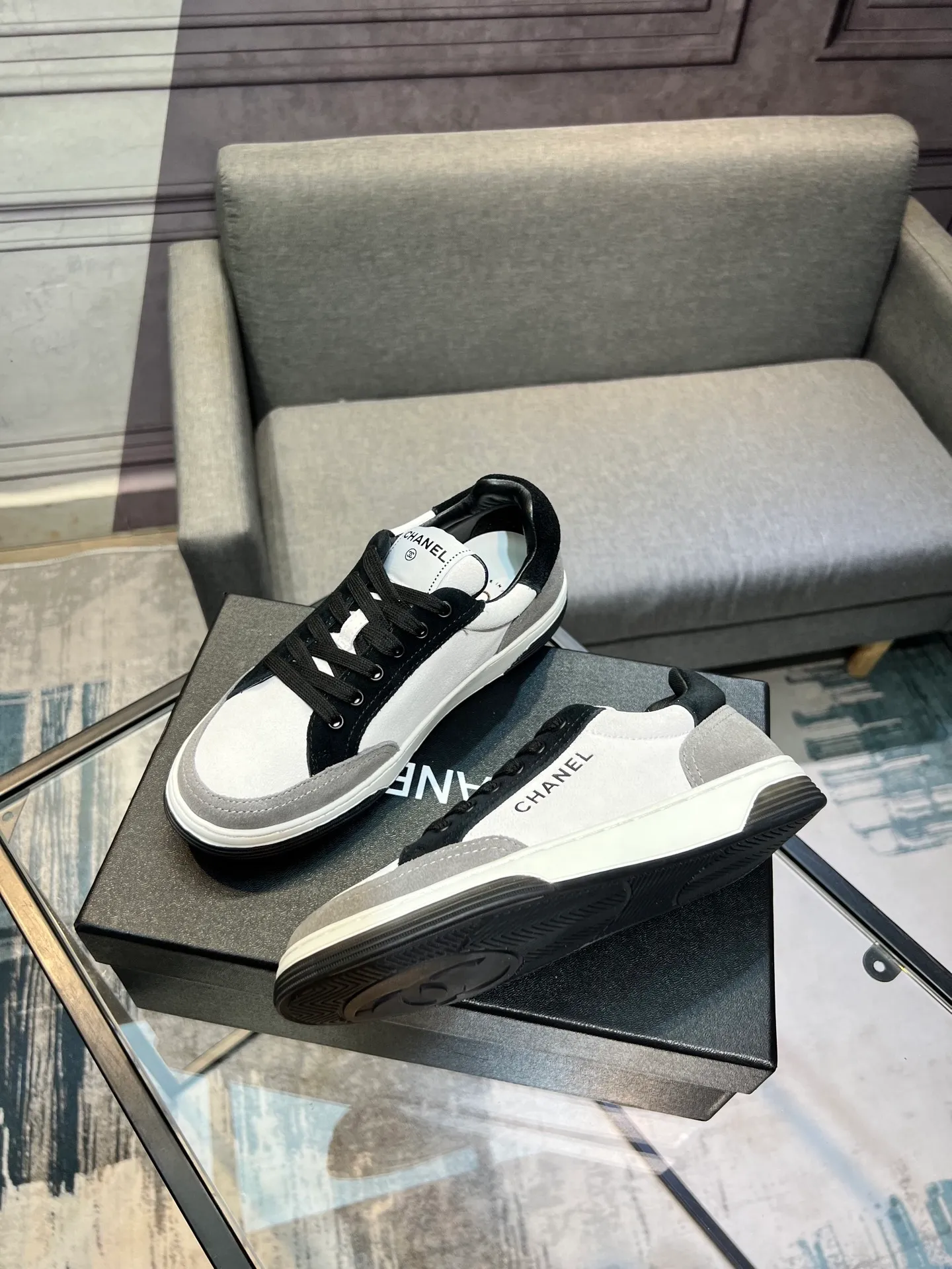 Men's men's shoes 💰620 Exclusive real shot (top version) CHANEL Chanel's new panda sneakers Panda shoes Chanel 2025ss color matching thick-soled casual sports shoes sneakers Counter synchronization The counter is very popular Very difficult to buy a shoe The most popular thick-soled panda shoes on the Internet It is obvious that Xiaoxiang control cannot miss it Simple and versatile white shoes that have both good looks and comfort Thick sole increases height, is super versatile and can be worn with eyes closed😍 Whoever wears it will look better. Upper: calfskin. Lining: imported sheepskin lining. Outsole: TPU original outsole. Size: 35-44 (41 for women, 40 for men, custom made).
